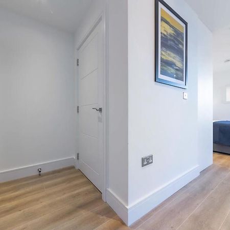 Modern Studio Apartment In イースト・グリンステッド エクステリア 写真