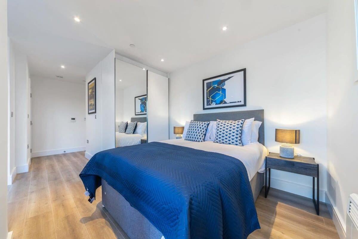 Modern Studio Apartment In イースト・グリンステッド エクステリア 写真