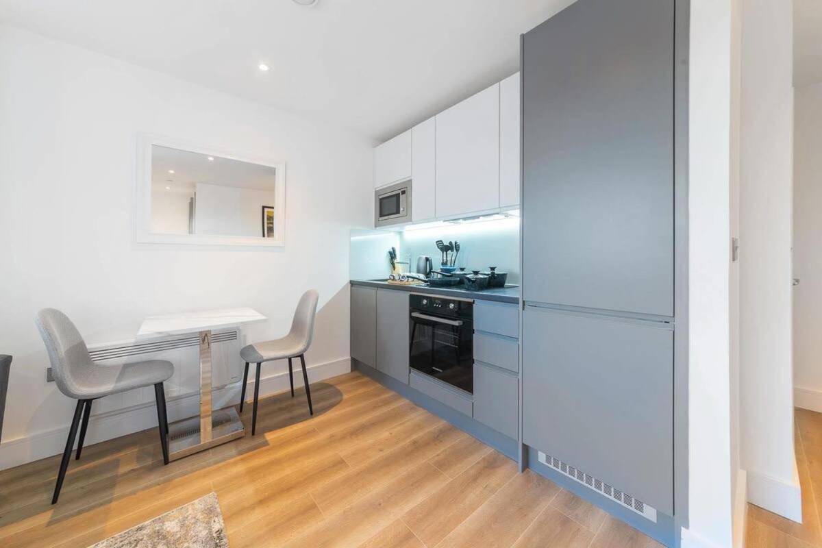 Modern Studio Apartment In イースト・グリンステッド エクステリア 写真