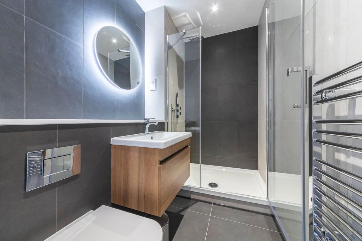 Modern Studio Apartment In イースト・グリンステッド エクステリア 写真